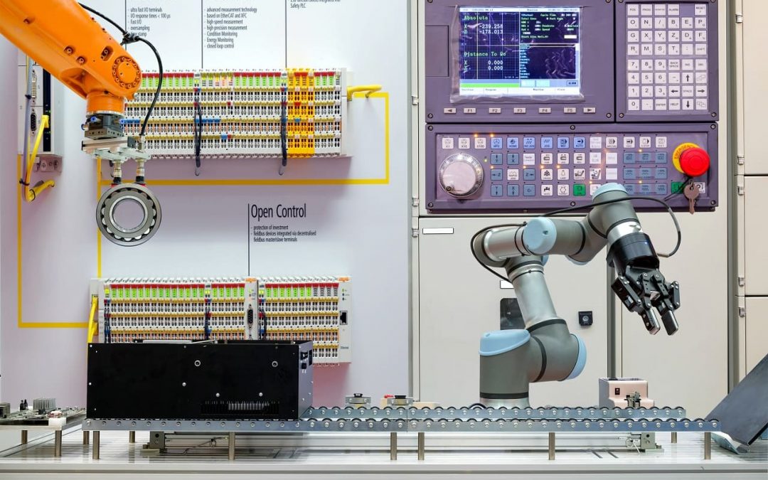 Qué es y cómo aplicar un smart factory system