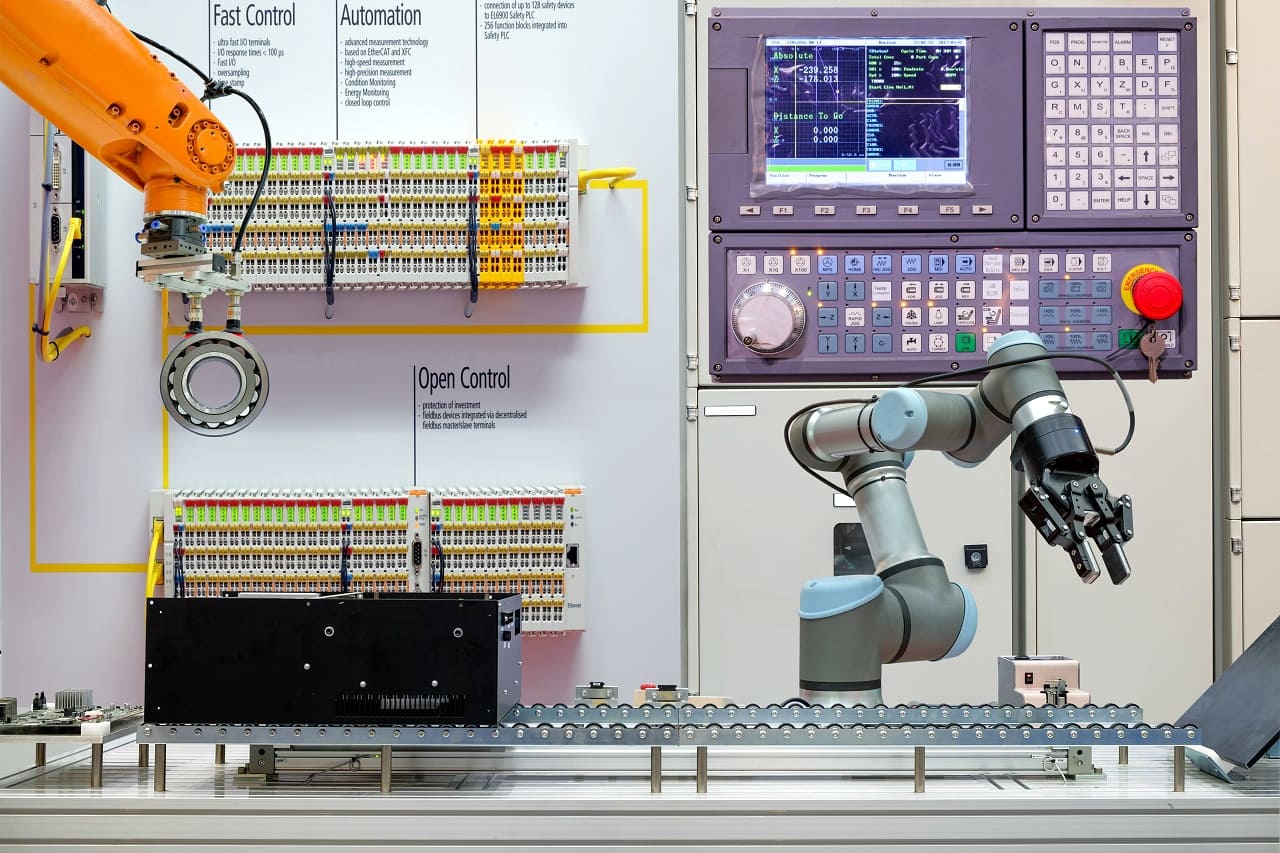 Qué es y cómo aplicar un smart factory system